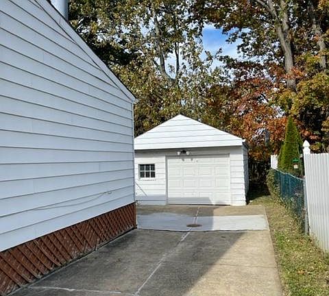 3rd image of 25551 Drakefield Ave