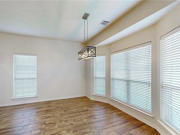 5th image of 907 Scoffield Dr