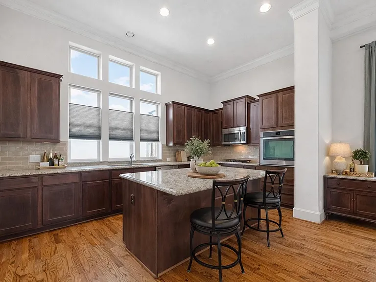 705 Delano St — Photo 20