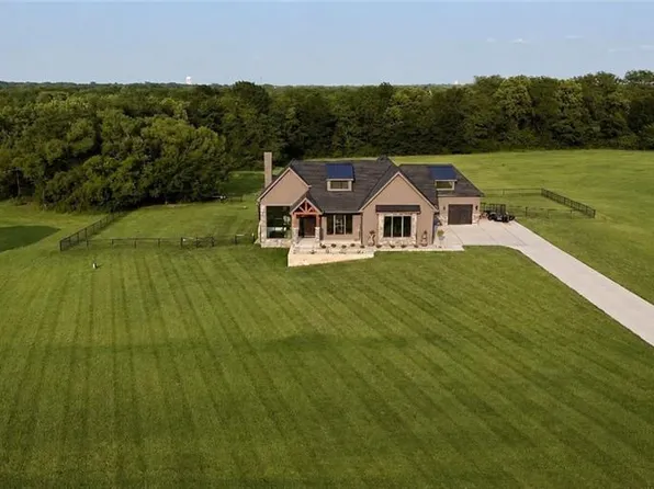 13405 Woodland Ranch Dr, Lone Jack, MO 64086