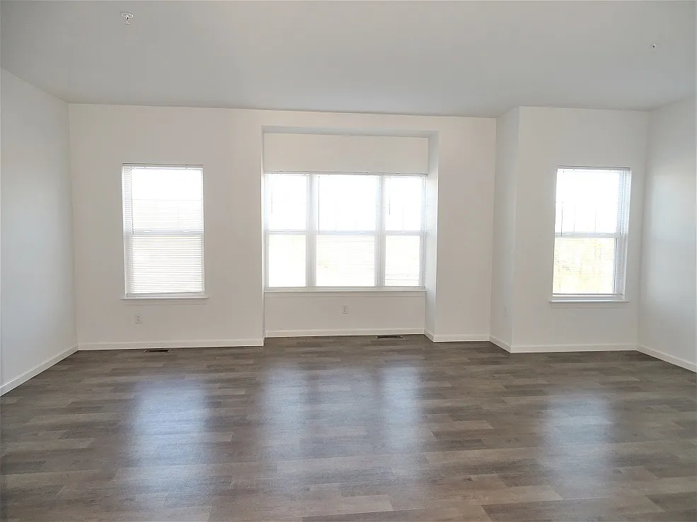 3 bed, 2.5 bath, 1688 sqft, $2,095 — Photo 2