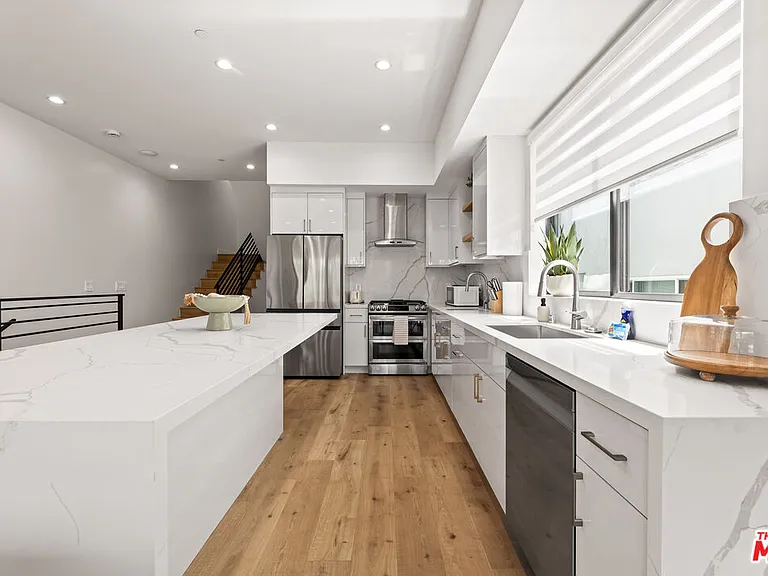 5118 Laurel Canyon Blvd — Photo 9