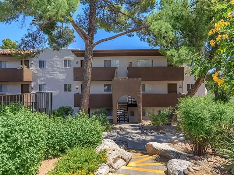 Casas Adobes Apartments — Photo 15