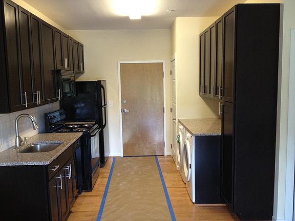 3rd image of 909 Perry St APT 204