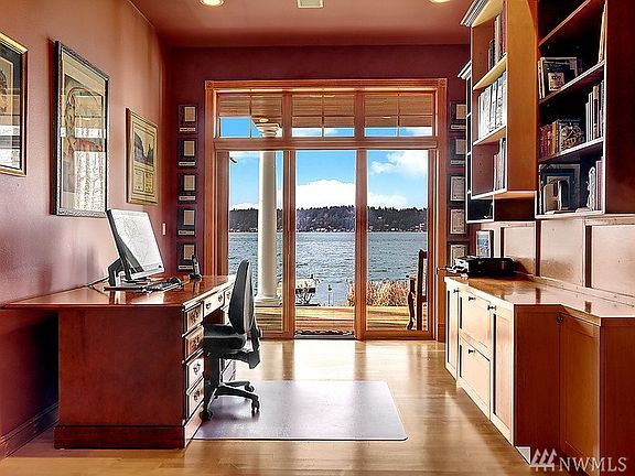 3rd image of 903 E Lake Sammamish Shore Ln SE