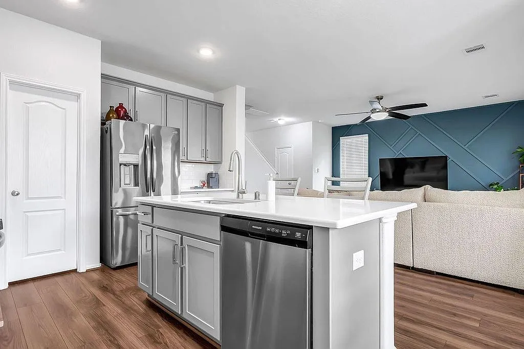 4 bed, 2176 sqft, $2,650 — Photo 4