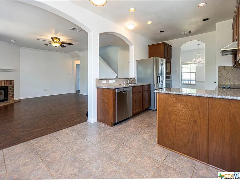 394 Pecan Mdws — Photo 4
