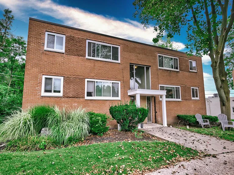 Village Green Court Apartments — Photo 10