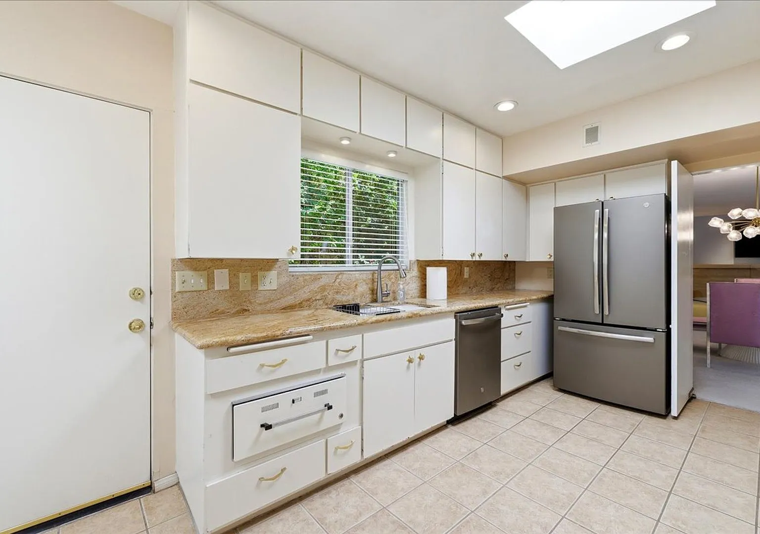 Retro/70's Spacious Condo! — Photo 3