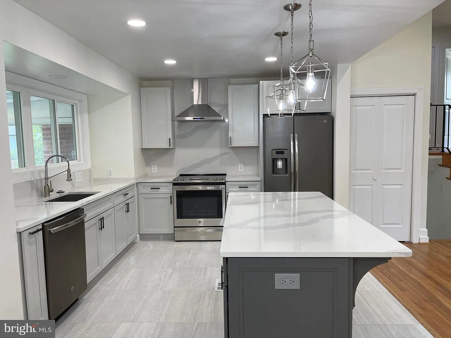 4 bed, 1335 sqft, $4,990 — Photo 3