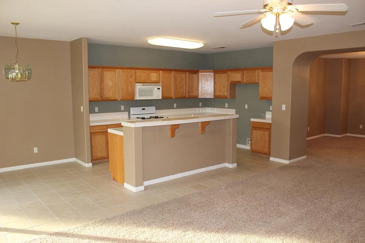 4 bed, 2086 sqft, $2,595 — Photo 4