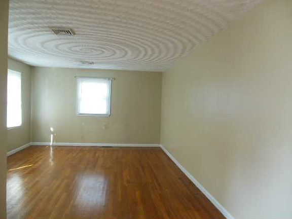 4th image of 1302 Warfield Dr