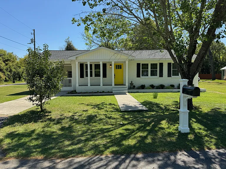 202 Kershaw St SE — Photo 1