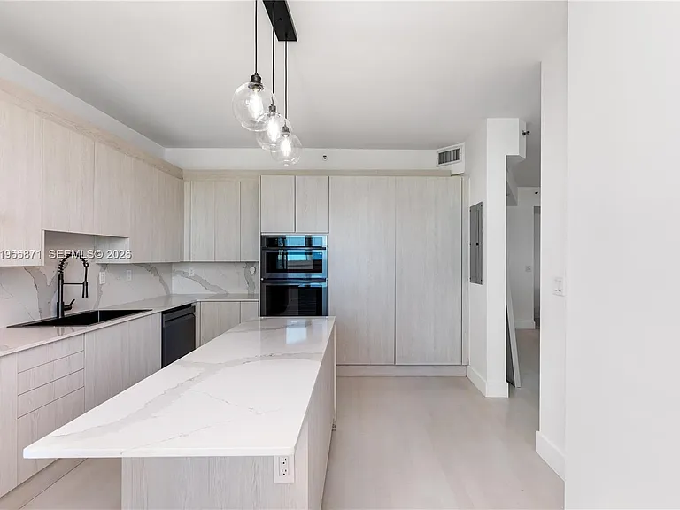 300 S Pointe Dr #907 — Photo 13