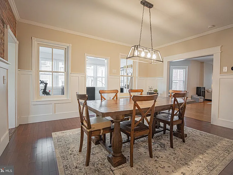 245 Hurst St — Photo 10
