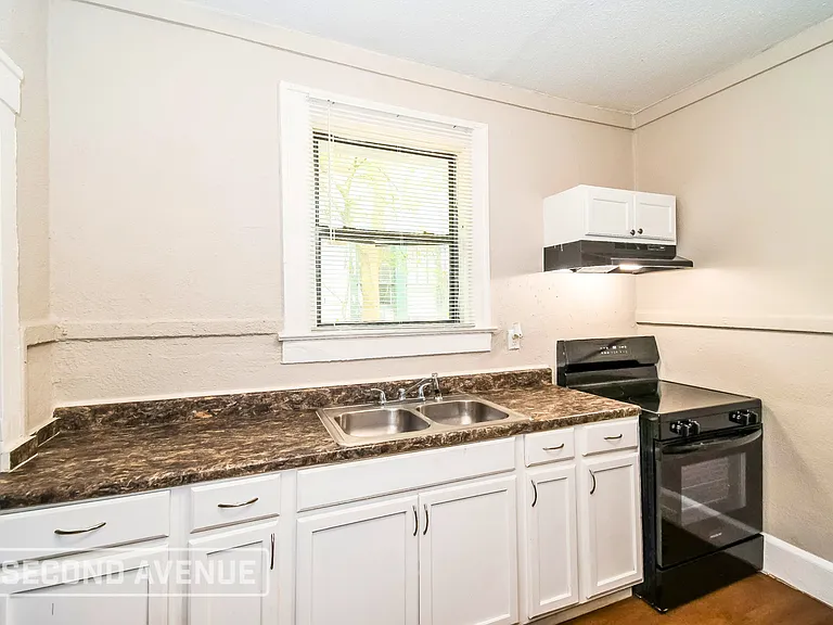 204 W 23rd St — Photo 8
