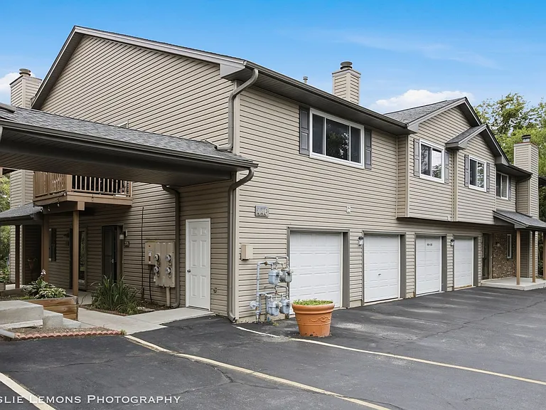 446 Valley Dr #201 — Photo 1