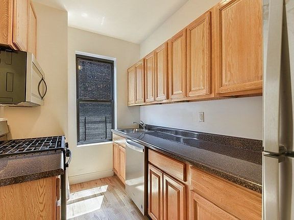 3rd image of 1038 Southern Blvd APT 18