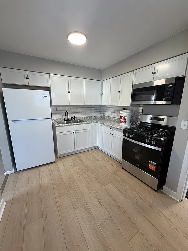 3 bed, 1.0 bath, 980 sqft, $1,637 — Photo 3