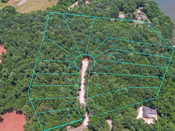 44 Blossom Trl, Lavonia, GA 30553
