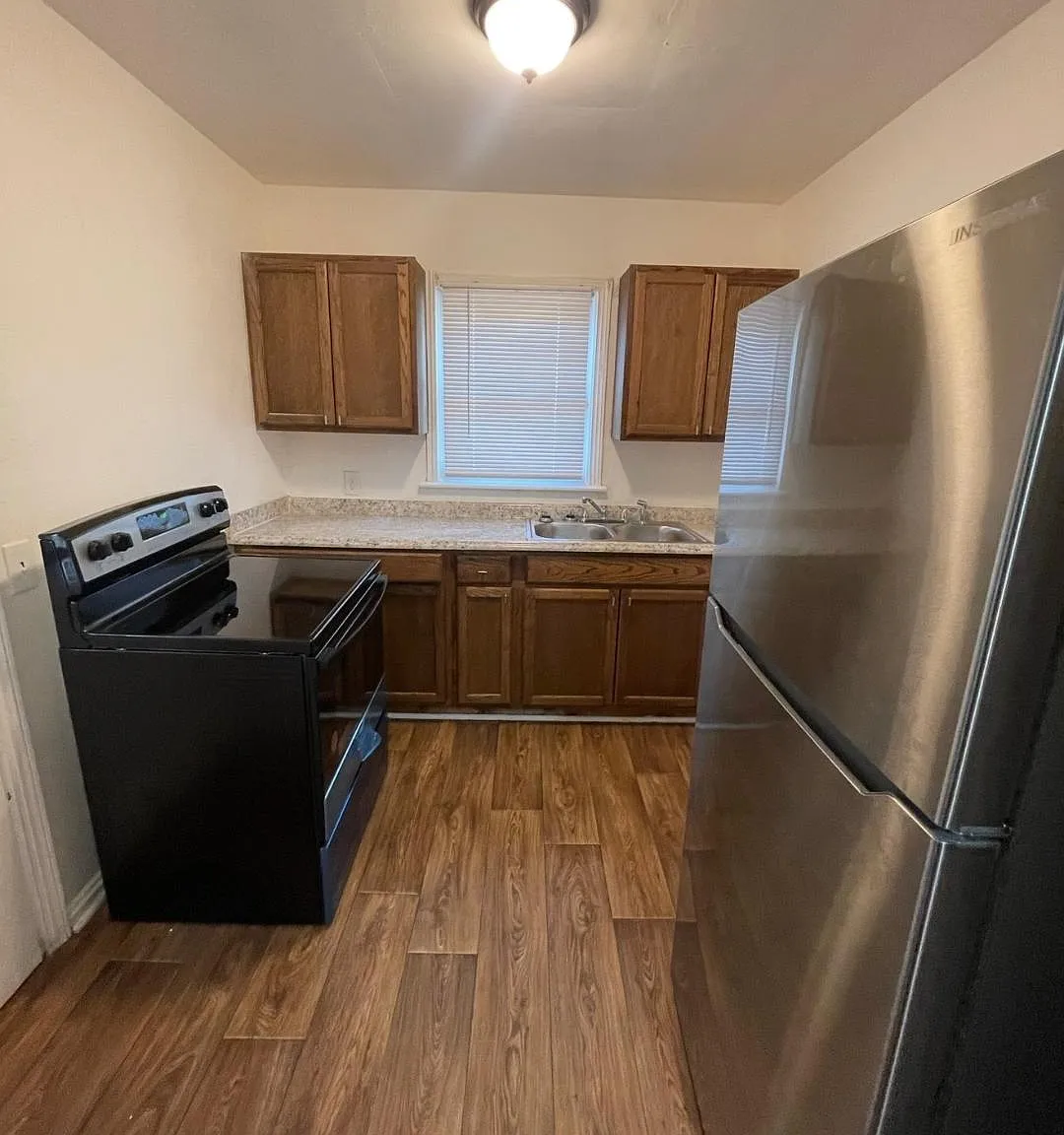 3 bed, 1100 sqft, $1,700 — Photo 2