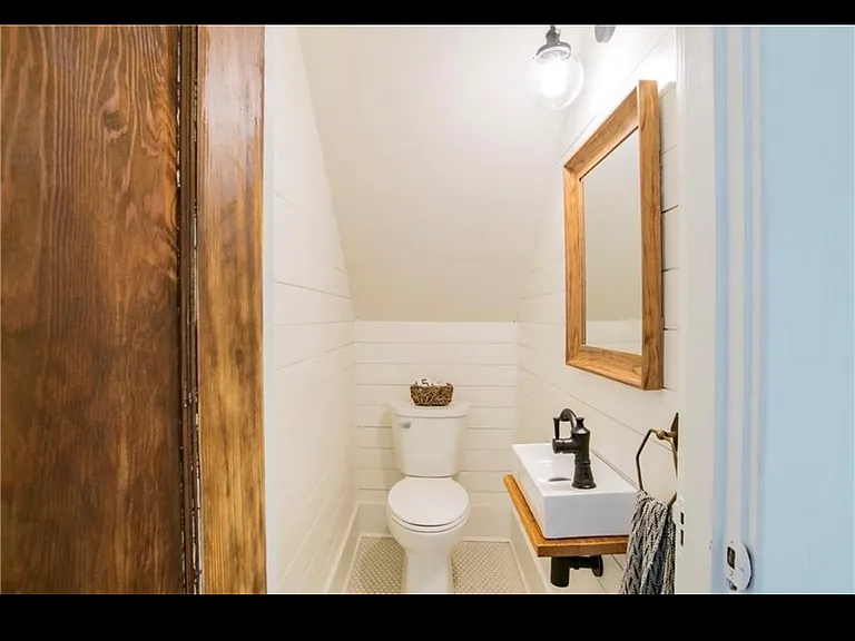 1360 Dauphin St — Photo 12