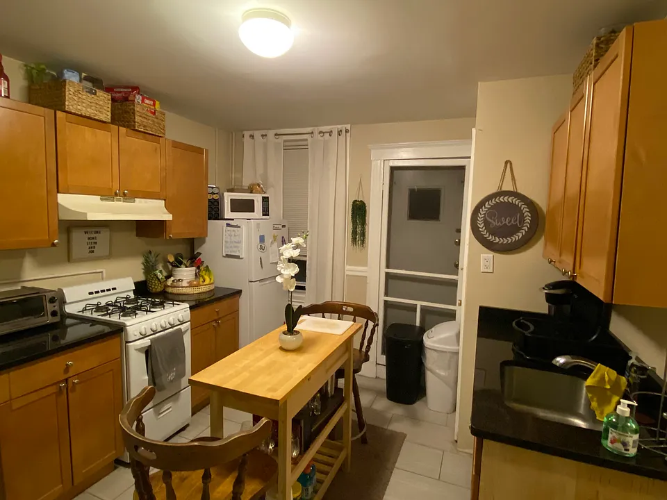 220 Hanover St #3B