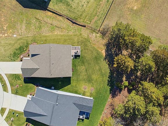 3rd image of 2 Spinney Bough Ct