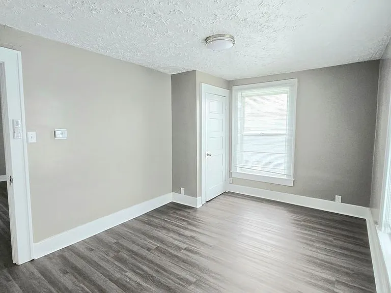216 E Madison St — Photo 9