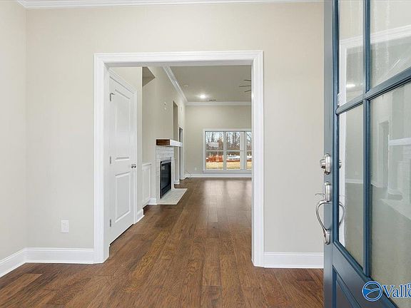 3rd image of 102 Park Trail Dr