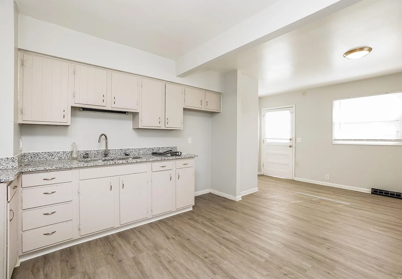 3 bed, 1.0 bath, 888 sqft, $1,097 — Photo 2