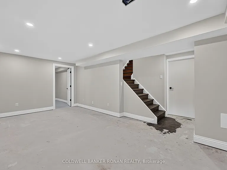 8 McCullough Ave — Photo 30