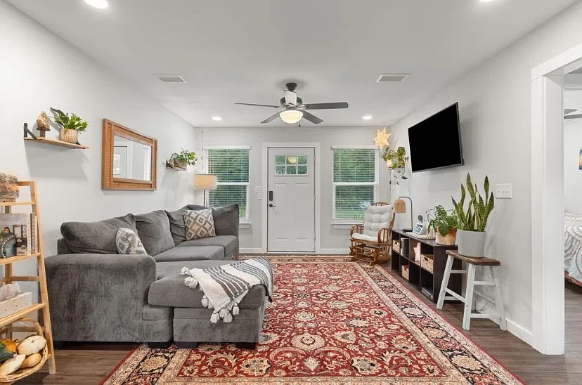 3 bed, 936 sqft, $2,400 — Photo 3
