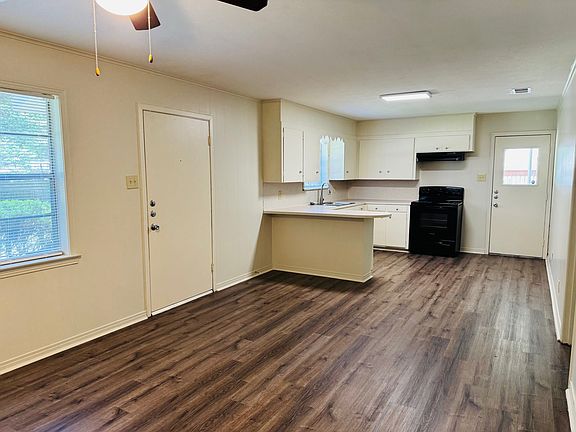 5th image of 508 Neches St