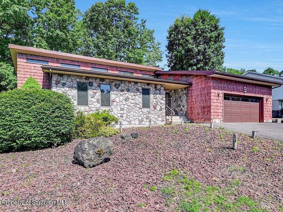 1st image of 9 Fawnwood Dr