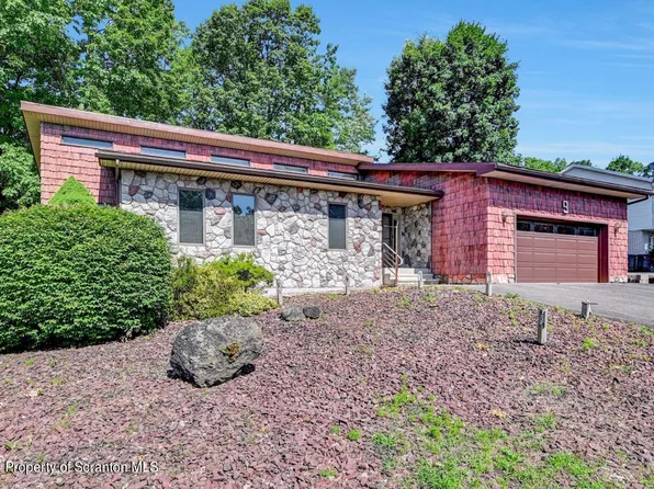 9 Fawnwood Dr, Scranton, PA 18504
