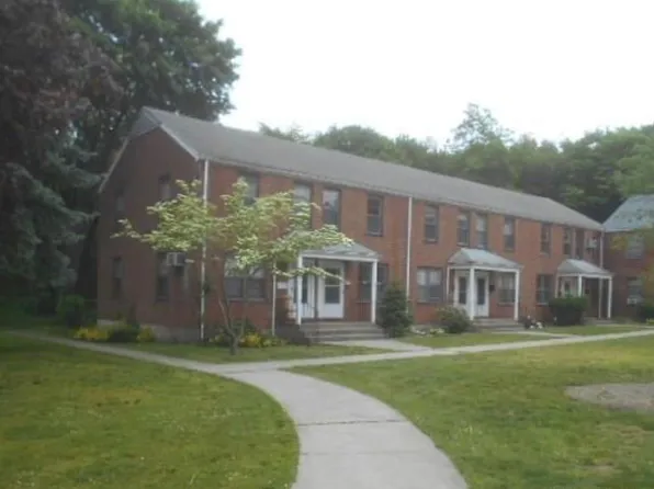 38 Nob Hill Cir, Bridgeport, CT 06610