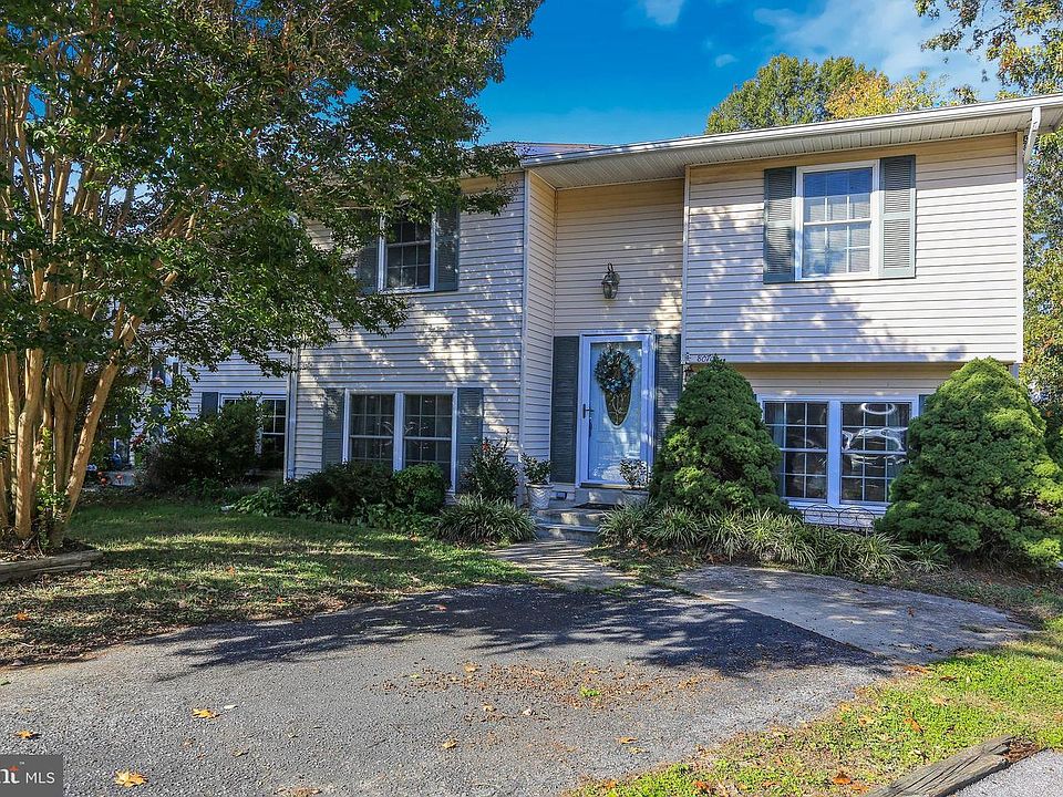 1st image of 8070 Castle Rock Ct