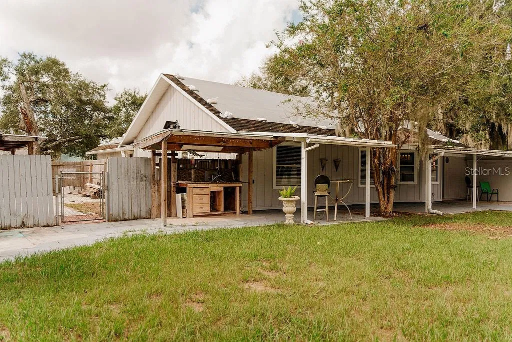 3 bed, 1.0 bath, 1390 sqft, $1,999 — Photo 2