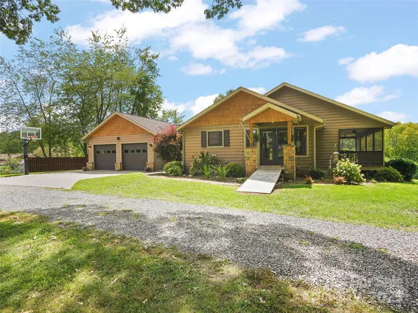 93 Strawberry Ln, Clyde, NC 28721