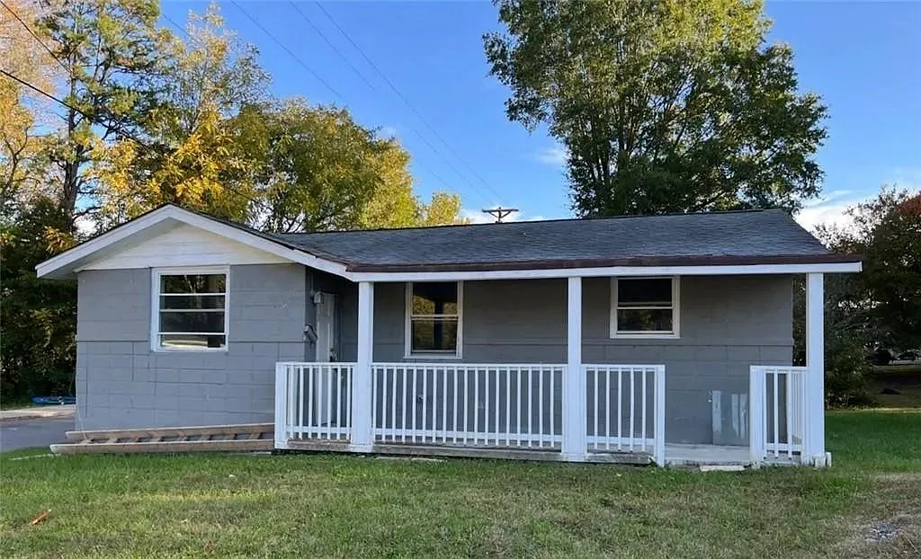 108 E Old Post Rd — Photo 1