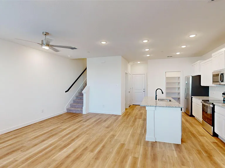 2916 Elle Dr — Photo 7