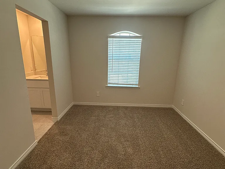 1318 Crookpost Dr — Photo 9