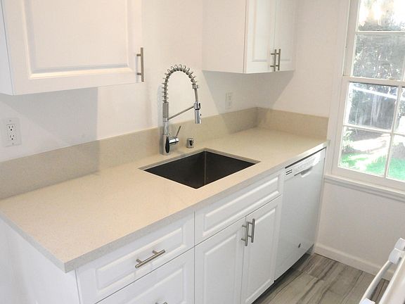 5th image of 1005 N Sweetzer Ave APT 19