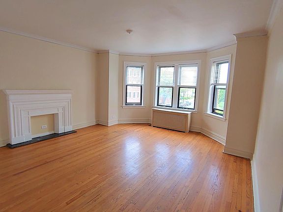 3rd image of 2320 W Glenlake Ave APT 2