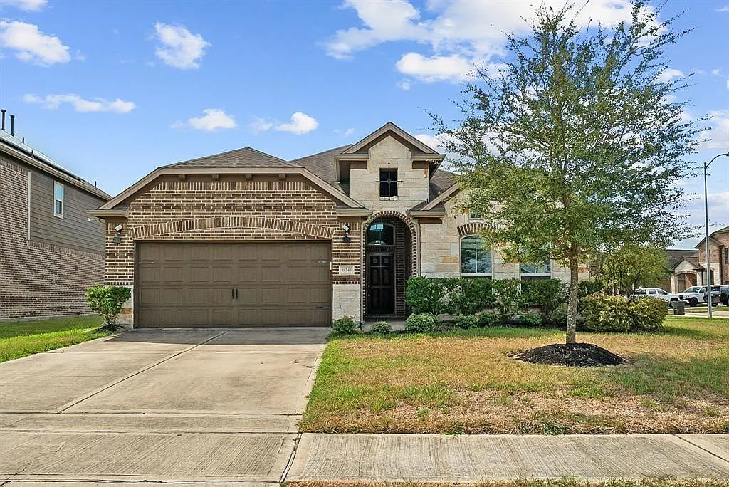 3 bed, 2.5 bath, 2376 sqft, $2,300 — Photo 1