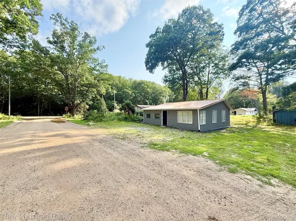 107 Hunter Dr, Lake, MI 48632
