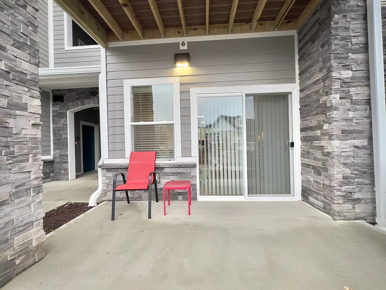 Water's Edge Apartments — Photo 38