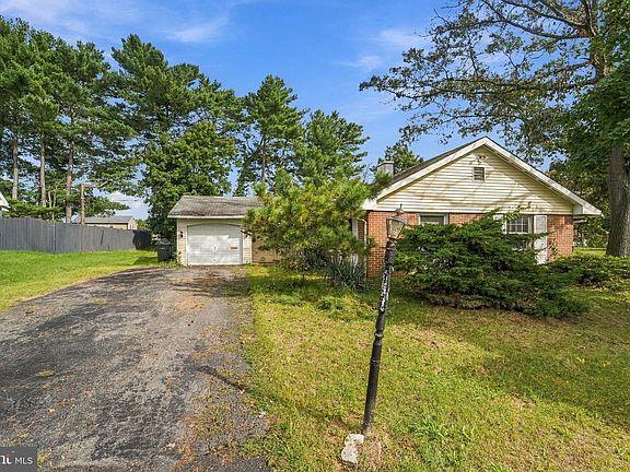 4th image of 2 Barrington Ln