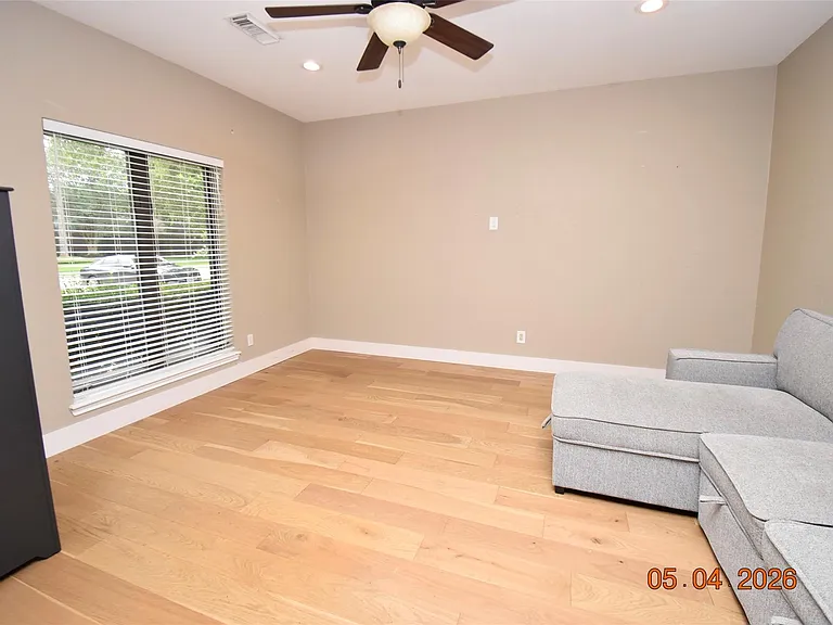 421 Creekside Dr — Photo 3